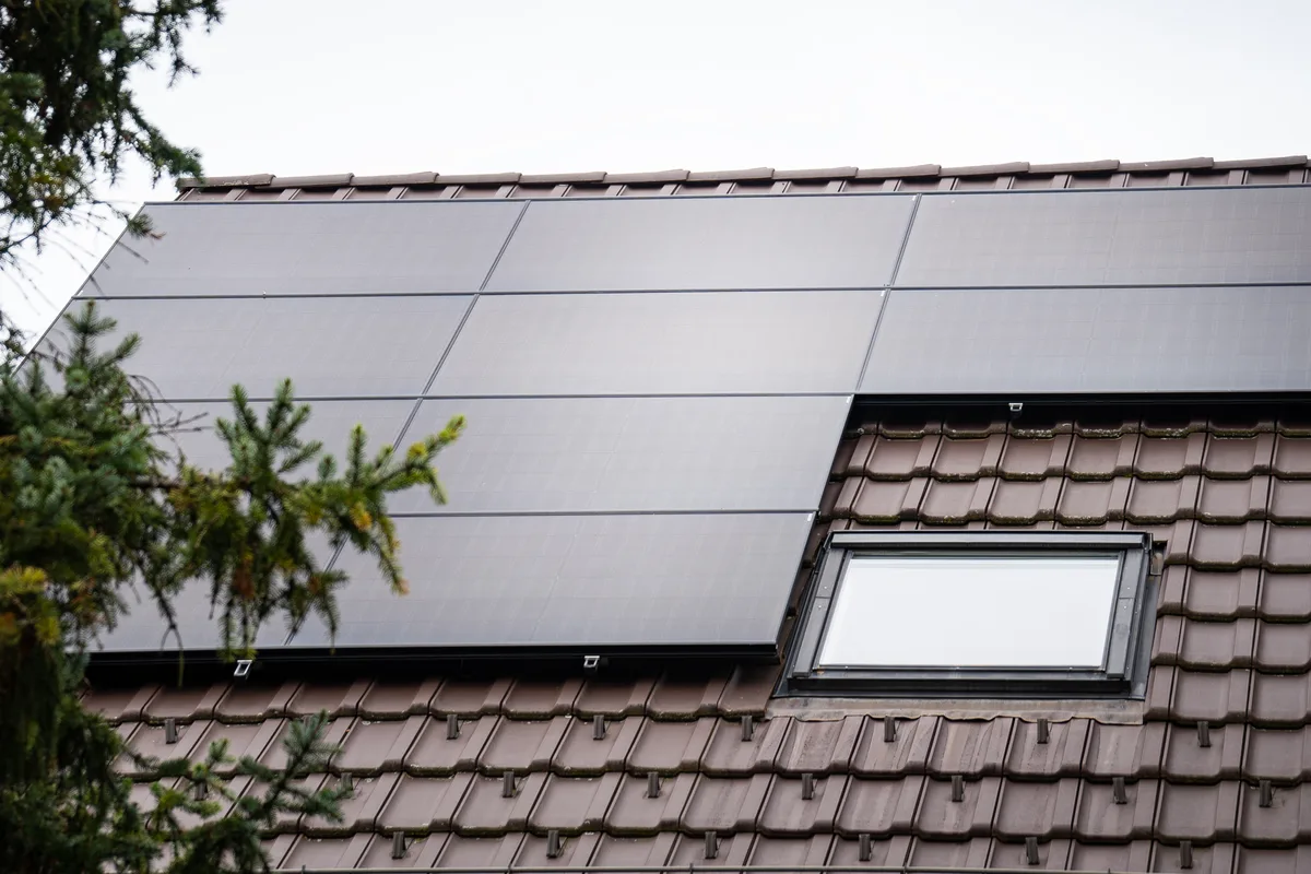 Als Honegger seine Anlage plante, rechnete er noch mit einem Förderbeitrag von knapp 10’000 Franken. Peter Honegger mit seiner PV-Anlage.